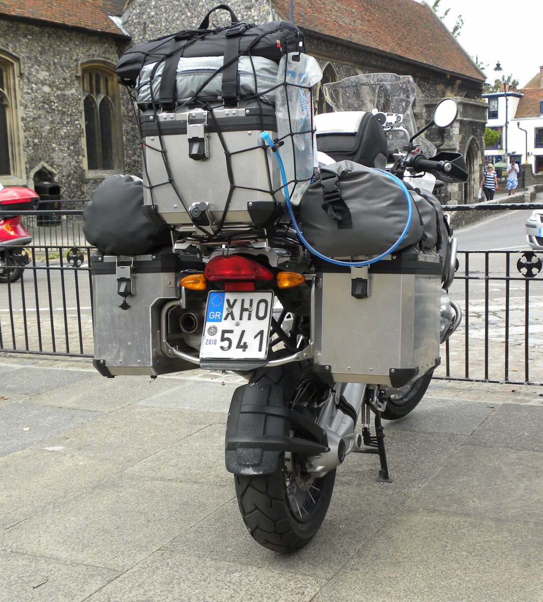 En fuldt pakket touring-motorcykel med tasker og bagage til en lang campingtur.